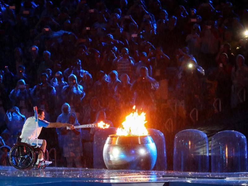 Schwimmer Clodoaldo Silva entzündete unter großem Jubel die Flamme.