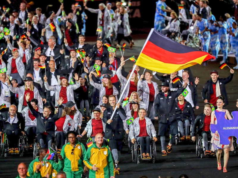 Die deutsche Mannschaft wurde von Leichtathlet Markus Rehm als Fahnenträger ins Maracana-Stadion geführt. Insgesamt starten 155 deutsche Sportler in Rio, von denen die Zwillinge Carmen und Ramona Brussig an diesem Donnerstag im Judo die ersten Gold-Chancen haben.