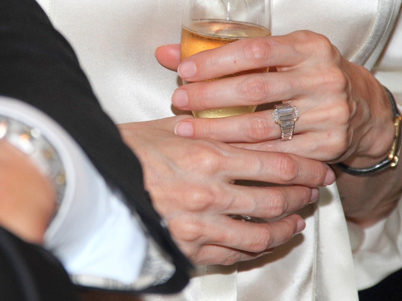 Diese Aufnahme aus dem Jahr 2012 zeigt den Verlobungsring an der Hand von Angelina Jolie. Der Juwelier Robert Procop in Beverly Hills hatte verkündet, dass er für Jolie in enger Zusammenarbeit mit Pitt einen Verlobungsring angefertigt hatte. 