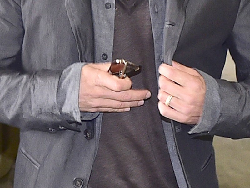 Hier trägt Brad Pitt, frisch verheiratet, den Ehering am Finger. 