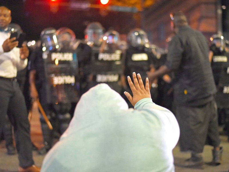 Diese Frau scheint der Polizei mit ihrer Hand „Stopp“ zu signalisieren. Immer wieder sehen sich Schwarze in den USA heftiger Polizeigewalt ausgesetzt. Ein neuer Zwischenfall sorgte für den Ausnahmezustand. In Charlotte im US-Bundesstaat North Carolina gingen Hunderte Menschen gegen Polizeigewalt auf die Straße.