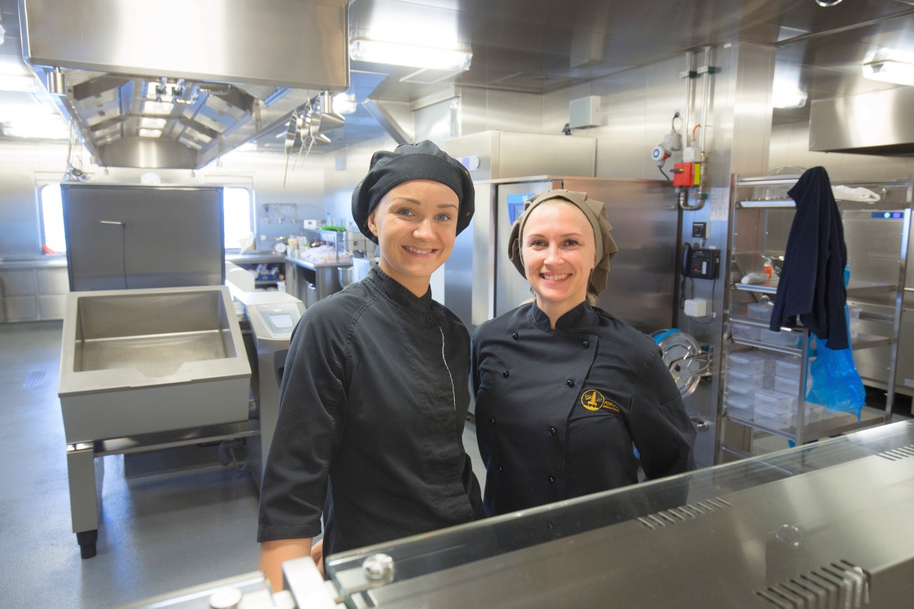 Küchenchefin Gabija Udrenaite (l.) und ihre Kollegin Svetlana Ilciukiene stehen in der blitzblanken Hotelküche.