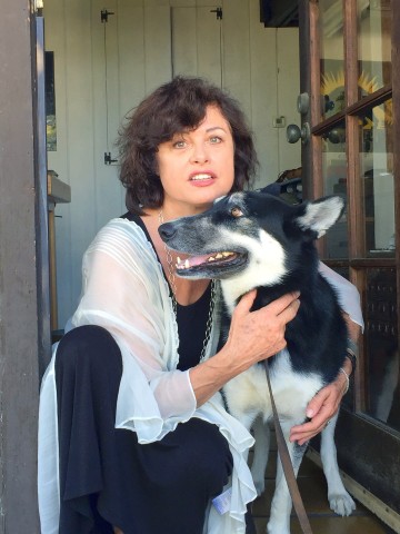Uschi Obermaier lebt mit ihrem Hund Lulla im Topanga Canyon bei Los Angeles. 