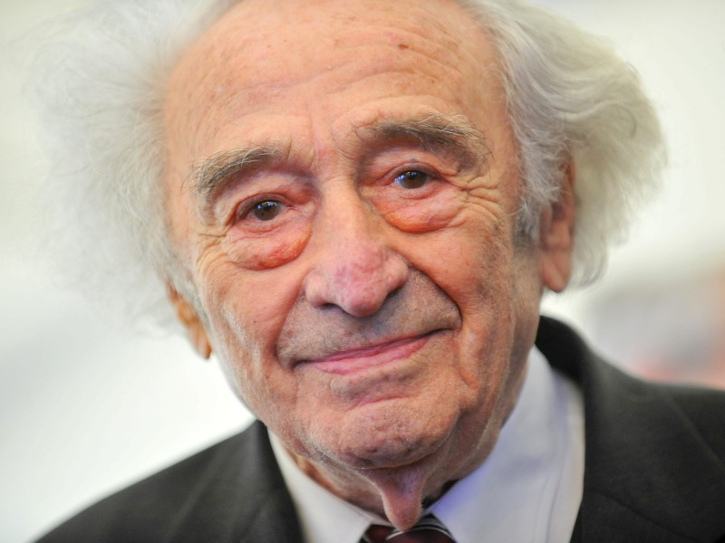 Als seine Enkelinnen einst die tätowierte Nummer 99728 am linken Unterarm entdeckten, behauptete Max Mannheimer, es sei eine Telefonnummer. Erst später erzählte der Großvater, was die Nummer in Wahrheit bedeutet. Der Holocaust-Überlebende und Zeitzeuge ist am 23. September im Alter von 96 Jahren in München gestorben. „Ich bin Zeitzeuge und kein Ankläger und kein Richter“, sagte er einmal. Das Erinnern wurde zu seiner Lebensaufgabe. Er hielt mehr als drei Jahrzehnte lang mit ungezählten Besuchen in Schulen, Vorträgen und Publikationen eindringlich die Erinnerung an die Schrecken des Nationalsozialismus wach.