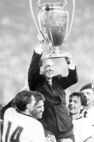 Der gebürtige Mailänder ist seit 1986 Besitzer des Fußballclubs AC Mailand. Mehrere Jahre war er auch Präsident des Vereins – die Verstrickung in Interessenskonflikte führte aber dazu, dass er das Amt niederlegen musste. Dieses Foto zeigt den Cavaliere mit dem Champions-League-Pokal bei der Siegesfeier des Clubs im Jahr 1990. 