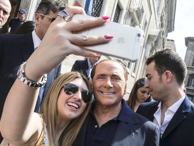 Trotzdem präsentiert sich der nur 1,64 Meter große Ex-Regierungschef auch im Jahr 2016 noch lächelnd mit seinen Anhängern, gerne auch mit Anhängerinnen. Der 1936 in Mailand geborene Berlusconi startete seine Karriere zunächst als Entertainer auf Kreuzfahrtschiffen. 