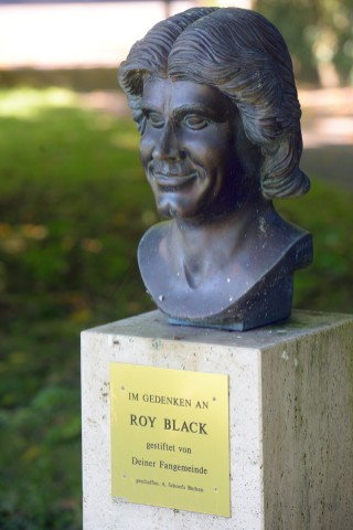 In Augsburg erinnert heute eine Büste an den Sänger und Musiker Roy Black. 