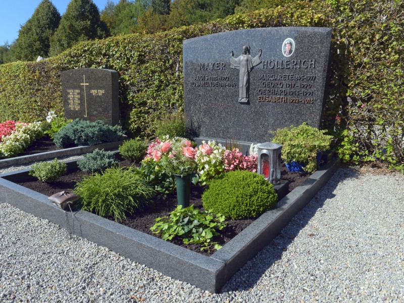 Nach seinem Tod am 9. Oktober 1991 wurde Roy Black in seinem Heimatort Straßberg bei Augsburg beigesetzt. Er wurde nur 48 Jahre alt.