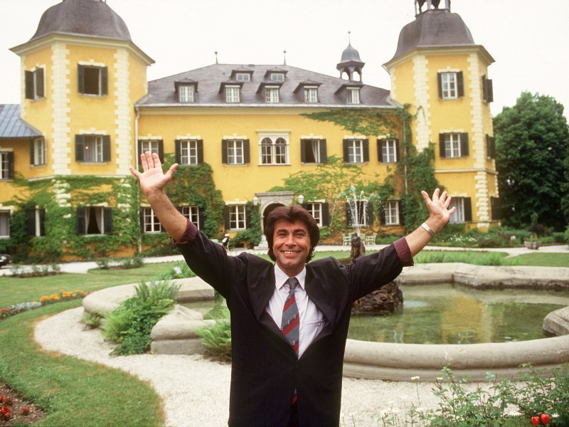 Ende der 80er-, Anfang der 90er-Jahre schaffte Roy Black ein großes Comeback. In der TV-Serie „Ein Schloss am Wörthersee spielte er einen smarten Hotel-Chef. 
