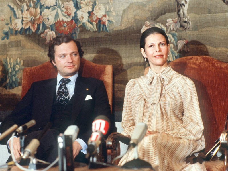 König Carl XVI. Gustaf von Schweden und Gattin Silvia bei einer Pressekonferenz 1997 in Bonn.