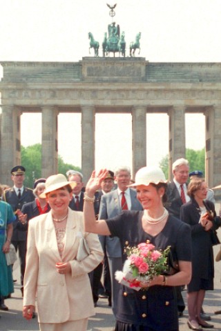Für das Königspaar ist es nach 1979 und 1993 der dritte Staatsbesuch in Deutschland. 1993 spazierte Königin Silvia mit der Frau des damaligen Regierenden Bürgermeisters, Monika Diepgen (l.), in Berlin durchs Brandenburger Tor. 
