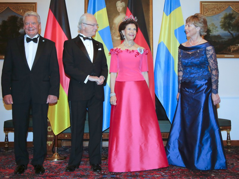 ... war die Kanzlerin dann nicht mehr dabei. Joachim Gauck, König Carl Gustaf, Königin Silvia und Daniela Schadt posierten vor dem Essen in feiner Abendgarderobe für die Presse.