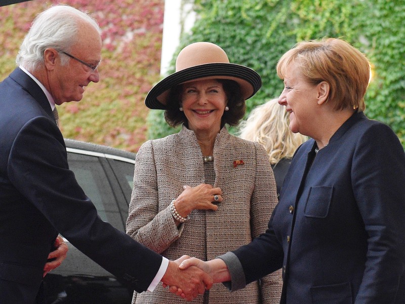 Angela Merkel begrüßte das schwedische Königspaar vor dem Kanzleramt. Beim abendlichen Dinner mit dem Bundespräsidenten ...