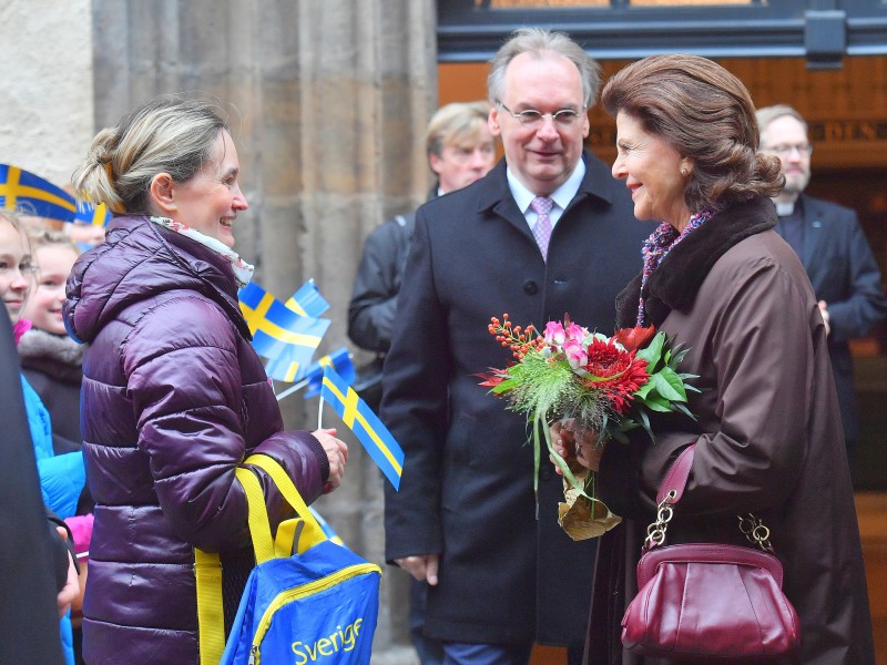 Königin Silvia von Schweden (r.) und Sachsen-Anhalts Ministerpräsident Reiner Haseloff (CDU) vor der Stadtkirche in Wittenberg.