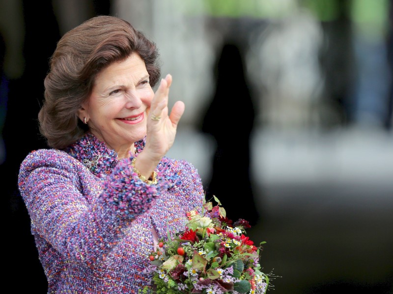 Königin Silvia von Schweden winkt den versammelten Menschen.
