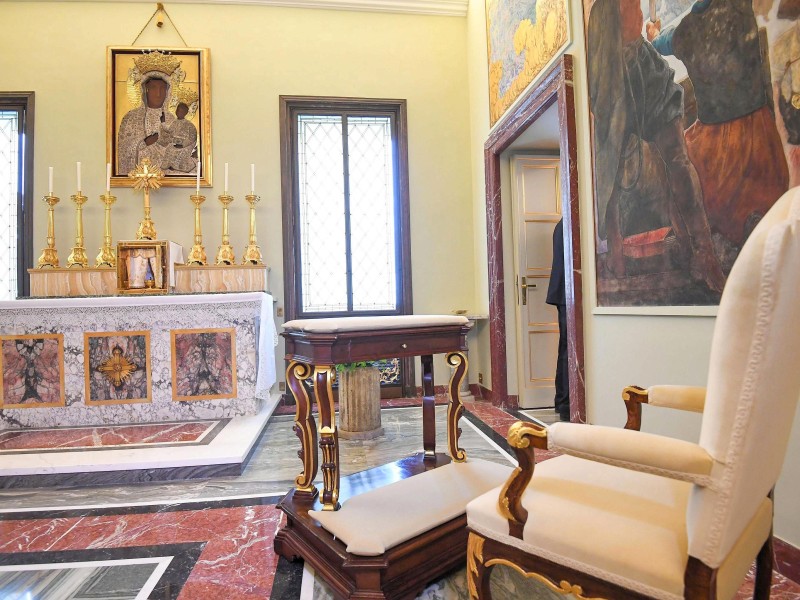 Eine private Kapelle hat der Papst auch. Sie ist der Schwarzen Madonna von Tschenstochau gewidmet.