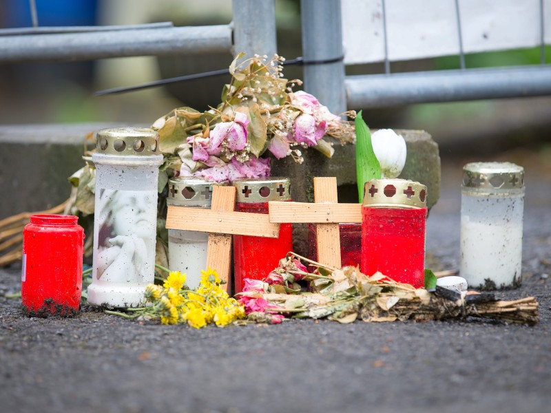 Passanten hatten nach Bekanntwerden der Taten Kerzen, Blumen und Kreuze vor dem „Horror-Haus von Höxter“ niedergelegt. Die beiden Todesfälle stehen im Mittelpunkt des Prozesses, der nun begonnen hat. Er wird voraussichtlich bis Ende März dauern.