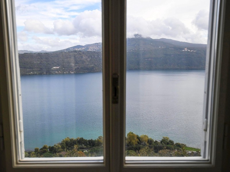 Der Blick von einem der Zimmer von Castel Gandolfo geht auf den Albaner See ganz in der Nähe .