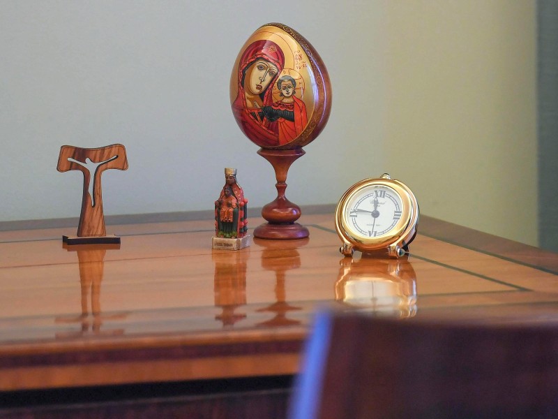 Eine Uhr, ein Kreuz, ein Ei mit einer aufgemalten Maria mit Jesuskind: Diese kleinen Gegenstände stehen im Schlafzimmer des Papstes.