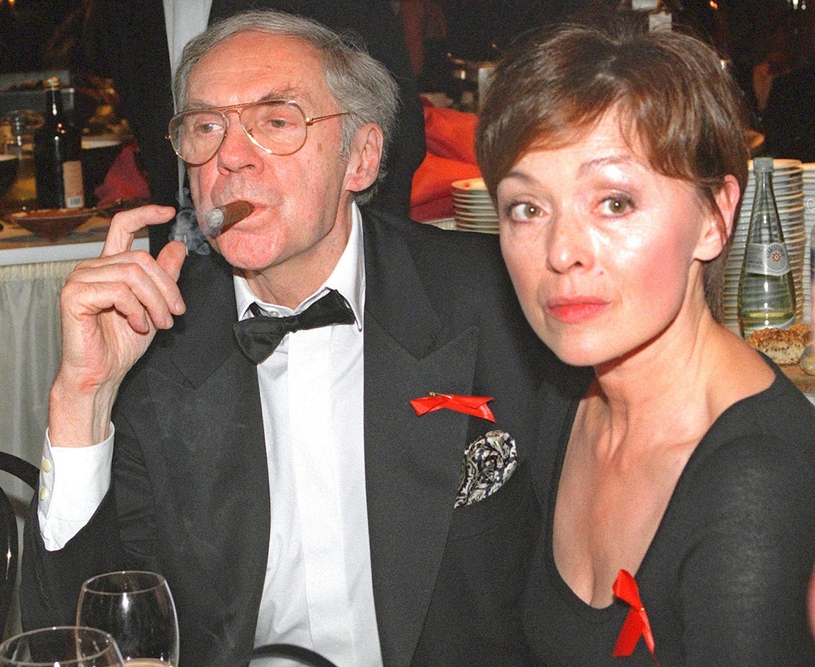Schauspieler Harald Juhnke mit seiner Frau Susanne bei der Benefiz-Gala der Aids-Stiftung am 21. November 1998 in der Deutschen Oper Berlin.