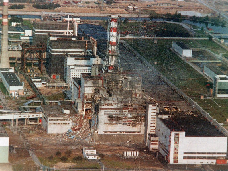 Dieses Archivfoto zeigt den zerstörten Reaktor im Mai 1986. Auch 30 Jahre nach dem Super-GAU ist die einstige sowjetische Musterstadt noch immer hoch radioaktiv und unbewohnbar.