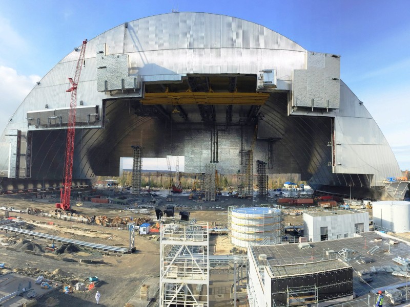 30 Jahre nach der Reaktorkatstrophe von Tschernobyl hat die Ukraine die Atomruine mit einer neuen Schutzhülle gesichert. Den Rest des Katastrophenreaktors verschluckt nun der riesige neue Stahlmantel.