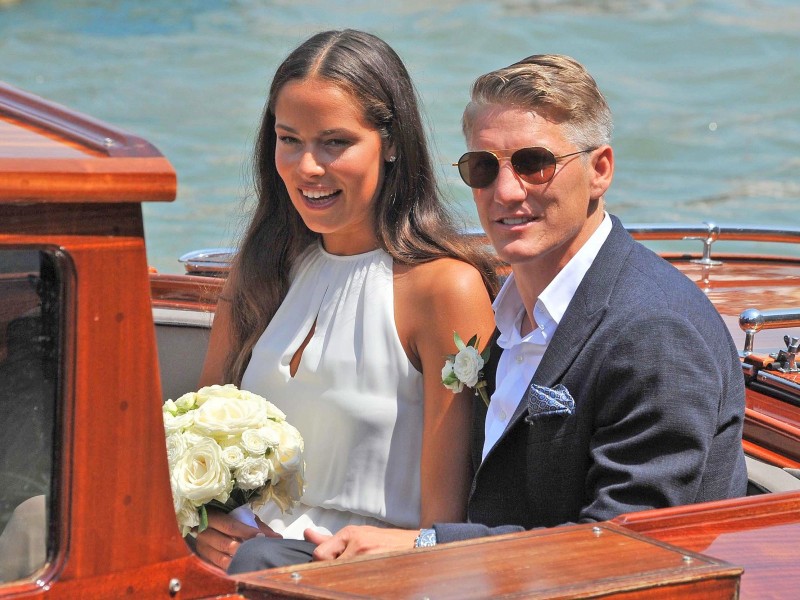 In Venedig heiratet Fußball-Nationalspieler Bastian Schweinsteiger die serbische Tennisspielerin Ana Ivanovic. Schauplatz der Trauung am 12. Juli ist ein Palazzo am Canal Grande. Es war die Traumhochzeit 2016.
