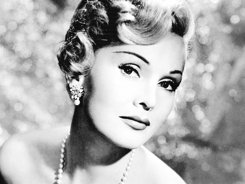 Die letzte Hollywood-Diva Zsa Zsa Gabor ist am 18. Dezember im Alter von 99 Jahren in ihrer Villa in Los Angeles gestorben. Die aus Ungarn stammende Schauspielerin war weniger für ihre Filme als für ihre vielen Ehen und Affären mit prominenten Männern bekannt. In den letzten Jahren lebte sie mit ihrem achten Ehemann, dem in Deutschland geborenen Frederic Prinz von Anhalt, zusammen.