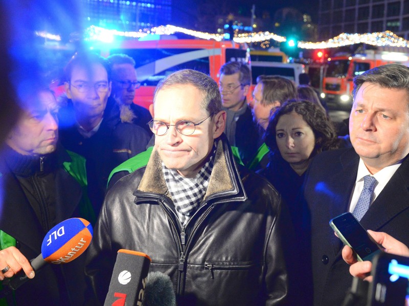 Berlins Regierender Bürgermeister Michael Müller (SPD) sprach von einer dramatischen Situation. „Wir sind in Gedanken bei den Familien“, sagte Müller vor Ort. Alle verfügbaren Einsatzkräfte waren nach seinen Worten am Unglücksort.