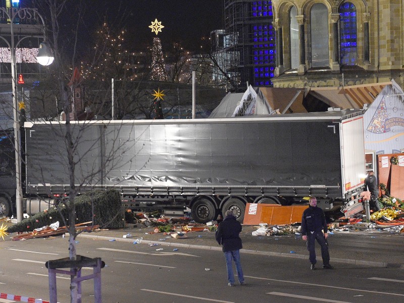 Der Lastwagen fuhr aus Richtung Kantstraße in Richtung Budapester Straße. Gegen 20 Uhr raste er auf den Gehweg und dann zwischen die dort aufgebauten Bretterbuden hindurch über den Weihnachtsmarkt. 