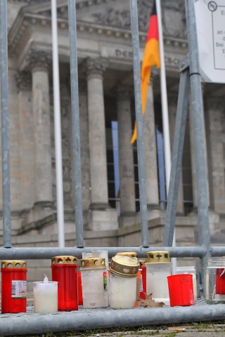 Auch vor dem Reichstag stellten Menschen Kerzen auf.