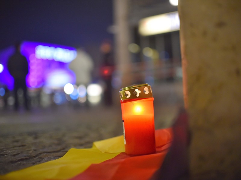 Schon in der Nacht stellten Passanten Kerzen zum Gedenken an die Opfer am Breitscheidplatz auf.