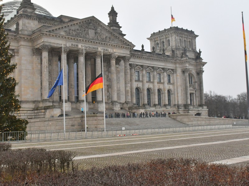 An öffentlichen Gebäuden in Berlin, wie etwa am Reichstagsgebäude, wehten die Fahnen auf Halbmast. 