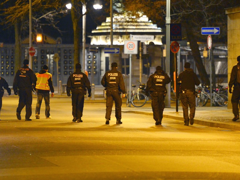 In ganz Berlin wurden nach dem Anschlag die Sicherheitsmaßnahmen verstärkt. Auch auf dem Hardenbergplatz am Bahnhof Zoologischer Garten waren nach dem Vorfall auf dem Weihnachtsmarkt Polizeibeamte im Einsatz.