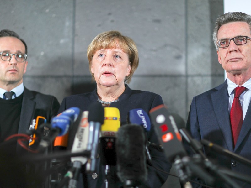 Am Tag vor der Tötung des Attentäters zeigten sich Bundeskanzlerin Angela Merkel (M, CDU), Bundesinnenminister Thomas de Maiziere (r, CDU) und Bundesjustizminister Heiko Maas (SPD) optimistisch und lobten die Arbeit der Ermittlungsbehörden. Außerdem zeigte sich Merkel „stolz“, dass die Bürger von Berlin so besonnen reagiert hätten.
