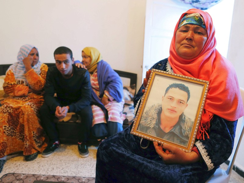 Die Familie von Anis Amri zeigte sich am Tag vor seiner Tötung erschüttert von dem Verdacht gegen den jungen Mann. Nour Al Houda (r.), die 65-jährige Mutter von Anis Amri, erzählte in ihrem Zuhause im tunesischen Oueslatia, dass sie nicht glauben könne, dass ihr Sohn so eine Tat begangen hat. 