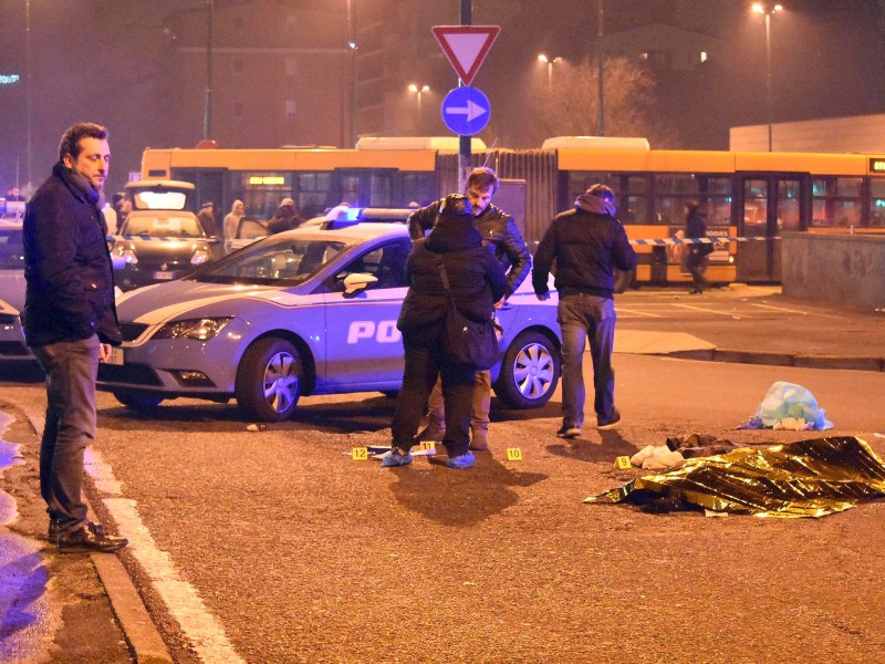 Am frühen Morgen des 23. Dezember dann konnte Anis Amri gestellt werden. Bei einer Polizeikontrolle nahe Mailand eröffnete der Terrorist das Feuer und wurde schließlich von der Polizei getötet.