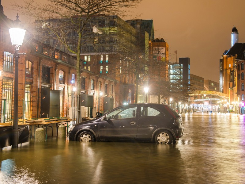 In Hamburg setzte eine Sturmflut verschiedene Hafenbereiche an der Elbe unter Wasser.