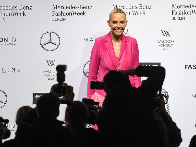 Natascha Ochsenknecht genießt in einem knall-pinken Hosenanzug die Aufmerksamkeit auf der Berliner Fashion Week.