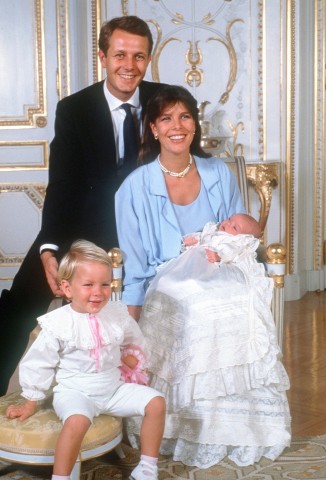 Prinzessin Caroline von Monaco und Ehemann Stefano Casiraghi mit ihren Kindern, Andrea und Charlotte Marie Pomeline 1986.