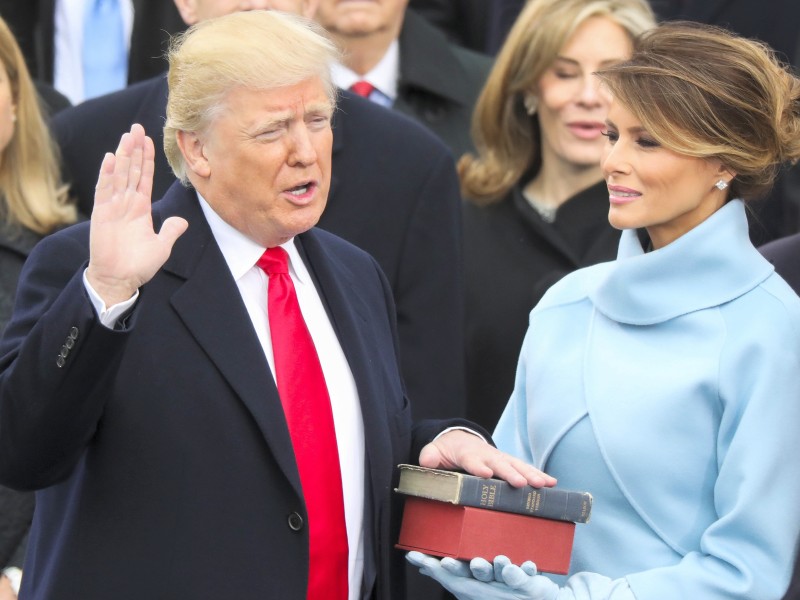Das Ex-Model steht während Trumps Vereidigung zum 45. US-Präsidenten am 20. Januar 2017 in Washington an der Seite ihres Gatten.