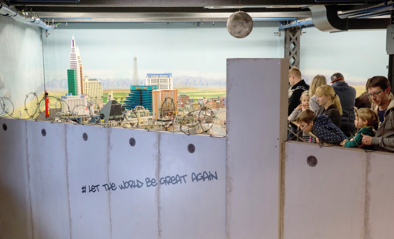 Auch mit dieser Aktion setzten die Betreiber des Miniatur Wunderlands in Hamburg ein Zeichen für Weltoffenheit: Ende Januar konnten Besucher die Modellbaulandschaft von Amerika nur hinter einer Mauer sehen.