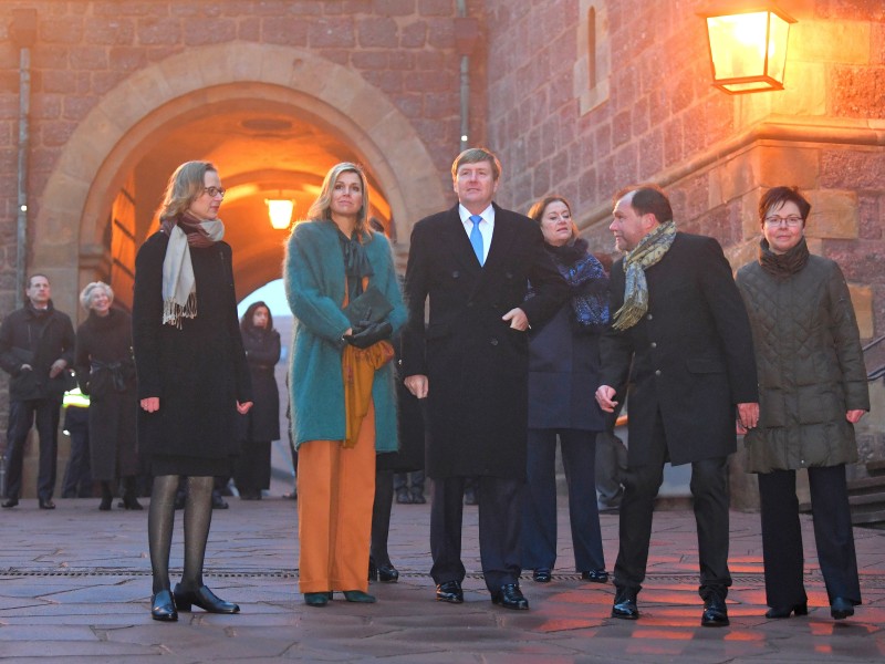 Gruppenbild mit Royals: Das niederländische Königspaar mit Begleitern vor der Wartburg. 