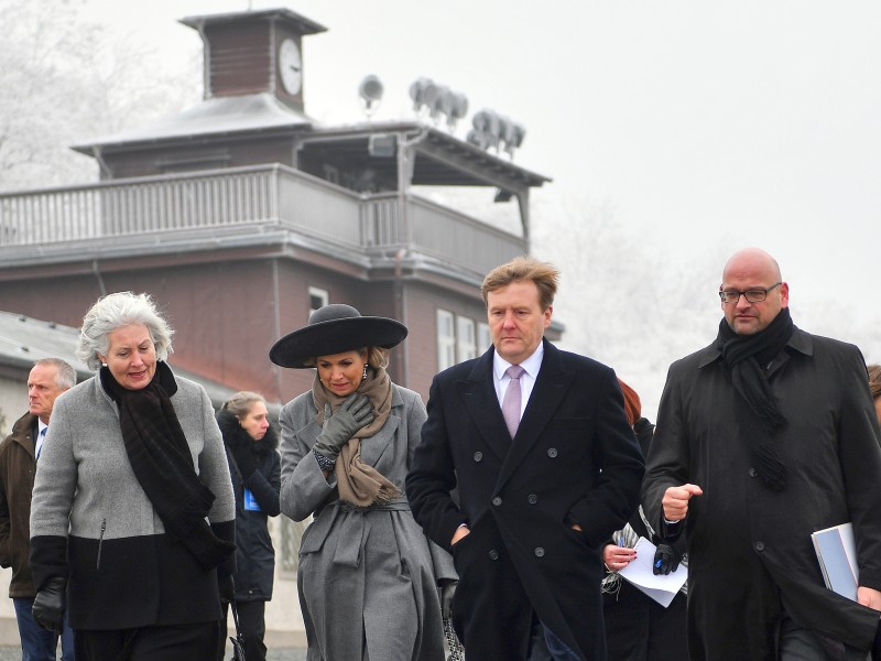 Das niederländische Königspaar Willem-Alexander und Maxima (Mitte) besuchte am Mittwochmittag die Gedenkstätte Buchenwald in Weimar (Thüringen). Begleitet wurden sie vom stellvertretenden Stiftungsdirektors Rikola-Gunnar Lüttgenau (r).
