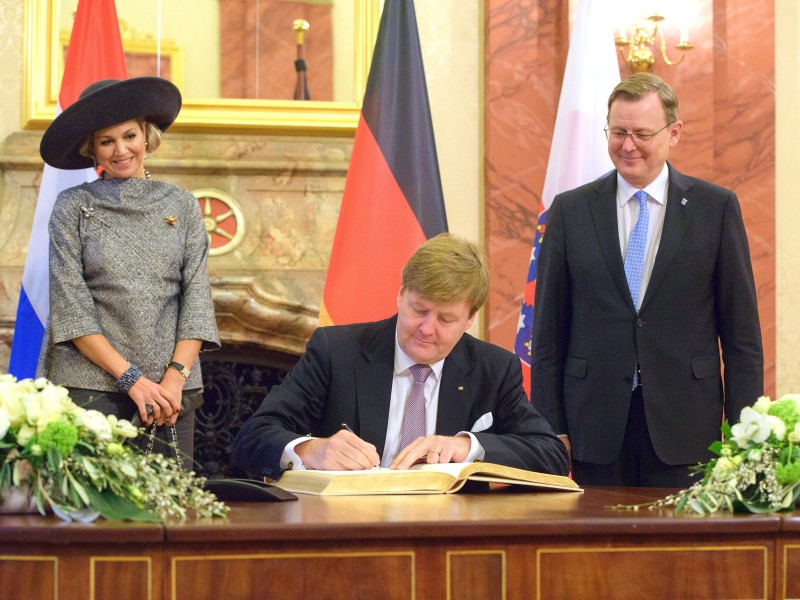 Am Morgen trug sich Willem-Alexander in Erfurt (Thüringen) unter den Augen seiner Frau und des Thüringischen Ministerpräsidenten Bodo Ramelow (Die Linke) in der Staatskanzlei in das goldene Buch ein.
