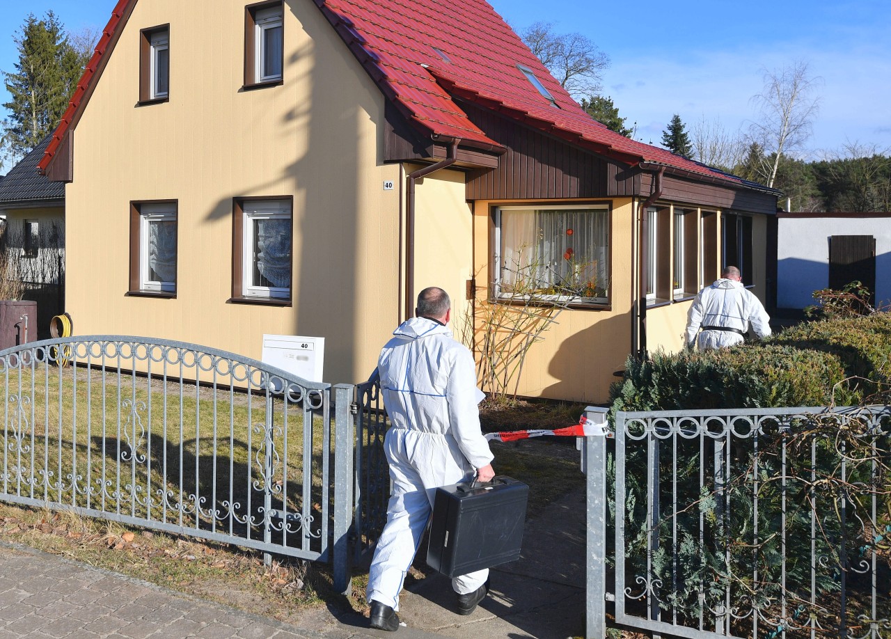 Kriminaltechniker betreten am Dienstag ein Grundstück in Müllrose (Brandenburg). Ein Mann soll hier seine Großmutter umgebracht haben.
