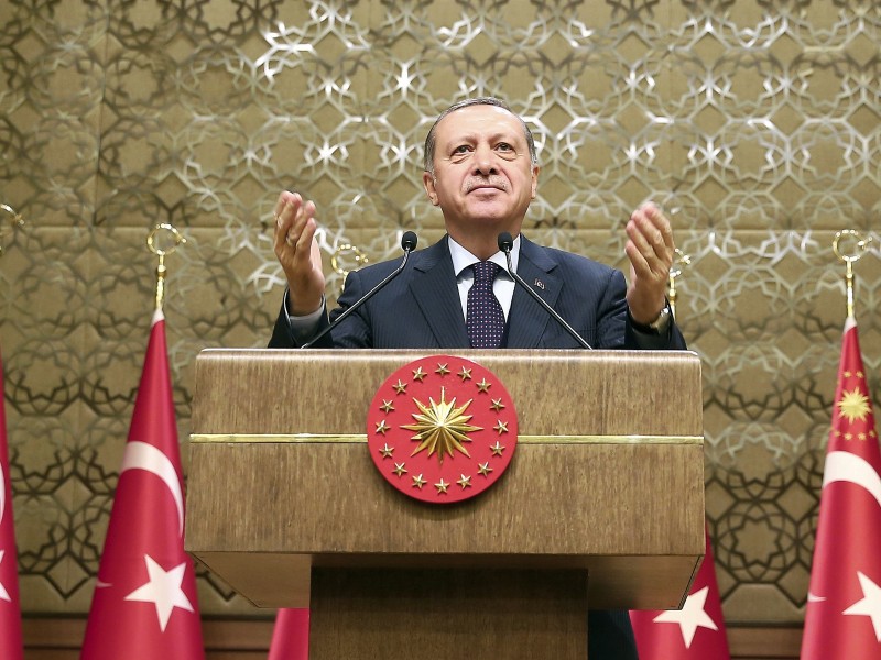 Der Friedensprozess mit der PKK ist gescheitert, seit Mitte 2015 eskaliert die Gewalt. Als die AKP im Juni 2015 erstmals die absolute Mehrheit bei der Parlamentswahl verlor, veranlasste Erdogan eine Neuwahl, um den Makel auszubügeln. Nach der Niederschlagung des Putsches verhängte der Präsident den Ausnahmezustand und ließ Zehntausende Menschen inhaftieren, darunter auch regierungskritische Journalisten. Rund 100.000 Staatsbedienstete wurden entlassen.