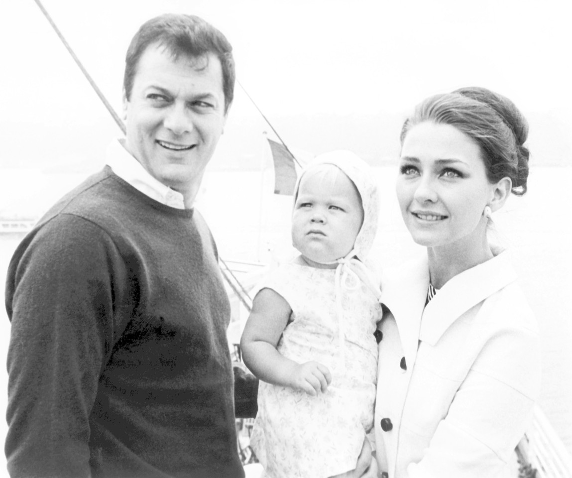 Das Schauspieler-Ehepaar Tony Curtis und Christine Kaufmann mit ihrer damals einjährigen Tochter Alexandra 1965 in New York.
