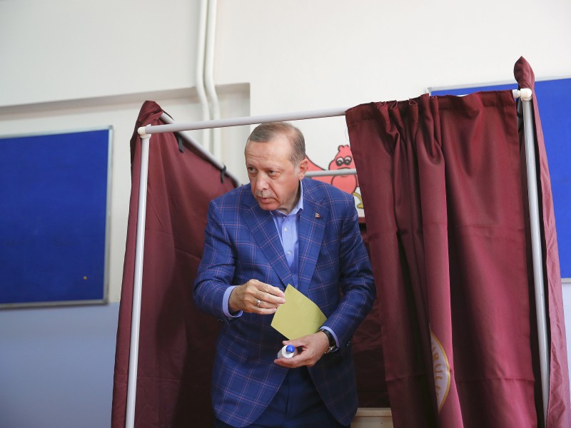 Der türkische Präsident Recep Tayyip Erdogan gab am 16. April in einem Wahllokal in Istanbul seine Stimme zum Referendum ab. Das Volk entschied zugunsten des Staatschefs. Das Präsidialsystem, für dessen Einführung bei dem Verfassungs-Referendum eine knappe Mehrheit votierte, wird Erdogan deutlich mehr Macht verleihen.