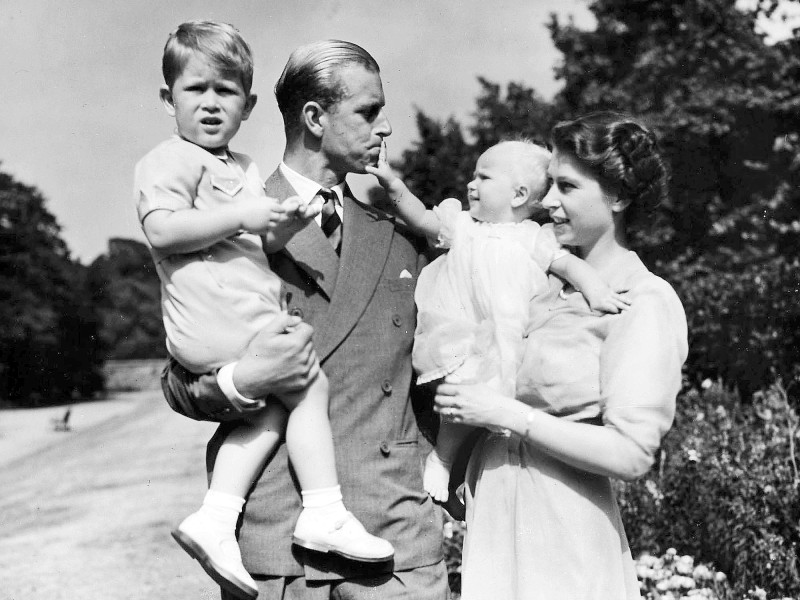 Das Paar hat vier gemeinsame Kinder. 1948 kommt ihr erstes Kind Charles (l.) zur Welt, Tochter Anne wird 1950 geboren. 